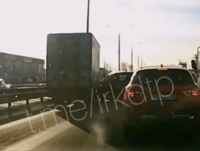 ДТП в Иркутске: водитель легковушки перестраивался в левую полосу и не пропустил грузовик