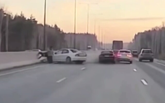 «Не заметил стоящий автомобиль»: видеорегистратор запечатлел момент ДТП на ЕКАД