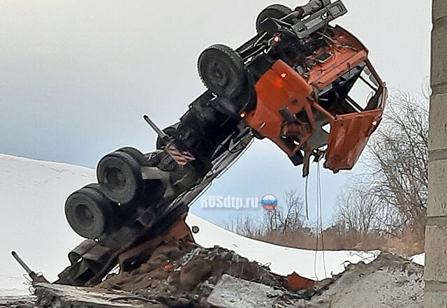 Автокран упал с моста в Ачинском районе 