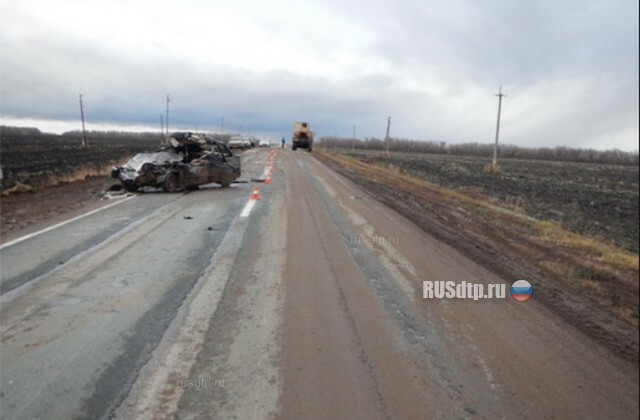 В Бузулукском районе водитель «Лады» погиб, столкнувшись с двумя грузовиками 