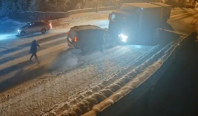 В Архангельской области пьяный водитель внедорожника врезался в грузовик 