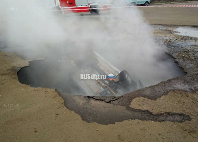 В Пензе автомобиль упал в яму с кипятком: водитель и пассажир сварились заживо. ВИДЕО 