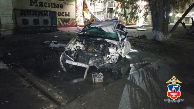 На Алтае 21-летний водитель за рулем «Тойоты» врезался в магазин и сбежал: погибла пассажирка 