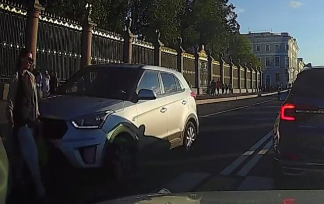 Автомобиль сбил женщину на пешеходном переходе возле Летнего сада в Санкт-Петербурге