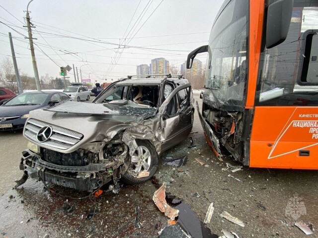 ДТП на перекрестке в Омске: водитель автобуса при повороте налево не уступил дорогу «Мерседесу» 