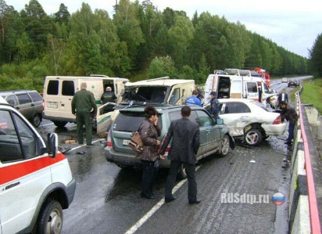 Инкассаторский автомобиль устроил крупную аварию под Томском 