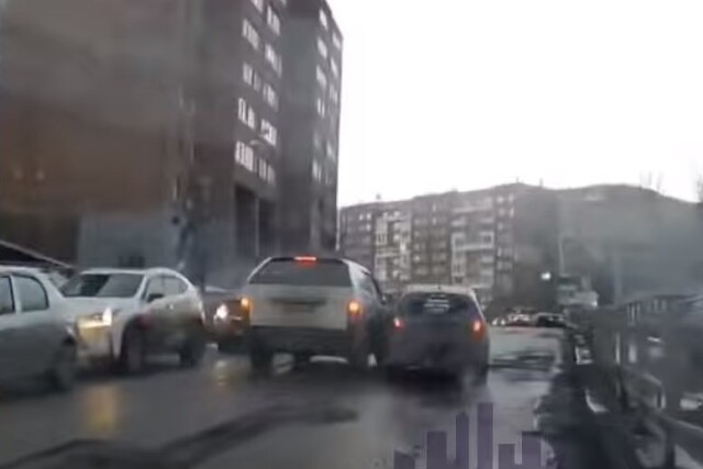 Авария в Красноярске: «Таксист объезжал ямы и забыл про зеркала» 