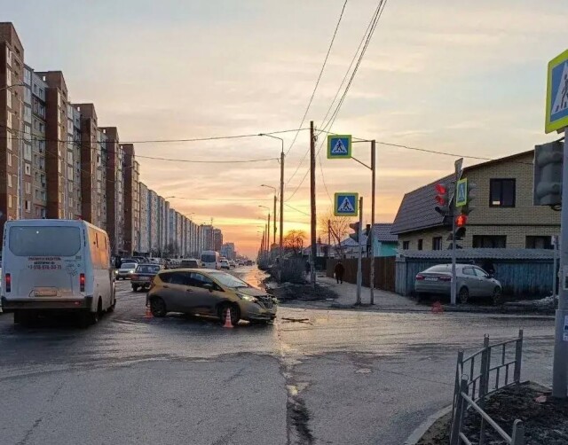 Автомобиль сбил двух школьниц на тротуаре в Омске 