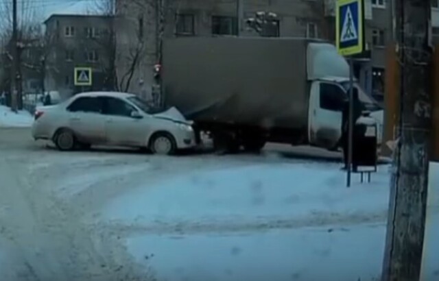 В Дзержинске водитель «Газели» пытался развернуться и столкнулся с легковым автомобилем