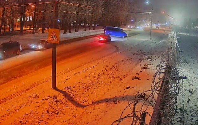 В Торжке водитель микроавтобуса при развороте не уступил дорогу встречной «Ладе» 