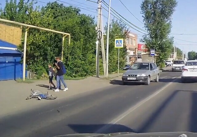 Подросток на велосипеде попал под колеса машины в Ростове