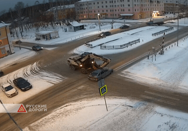 Автомобиль и экскаватор столкнулись на перекрестке в Первоуральске