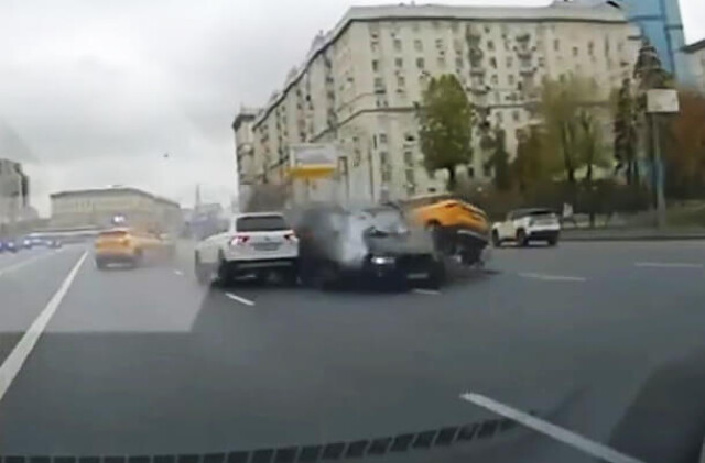 В объектив видеорегистратора попал момент массового ДТП на Кутузовском проспекте в Москве
