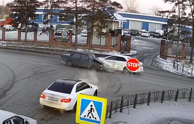 «Жигули» и иномарка столкнулись на перекрестке в Омске