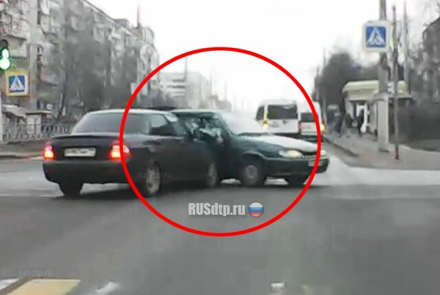 Момент жесткого ДТП на перекрестке в Туле попал на видео