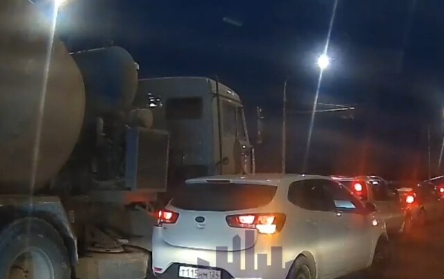 Авария в Красноярске: водитель автомобиля Kia подлез под бетономешалку 