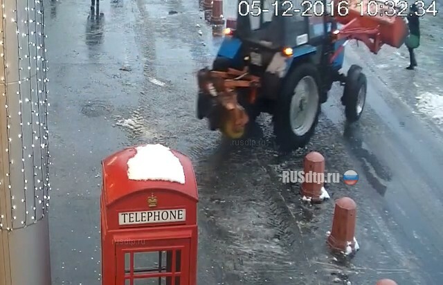 В Санкт-Петербурге водитель трактора сбил женщину. Видео 