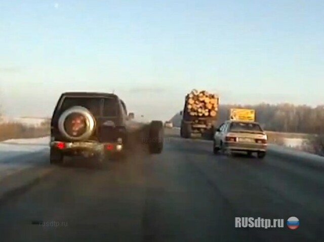 Внедорожник потерял колесо 