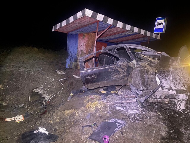 Автомобиль врезался в остановку в Орловской области: трое погибли, ребенок в реанимации 