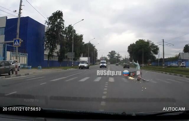 Мотоциклист сбил девушку на Московском шоссе в Ульяновске