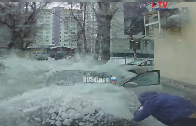 В Воронеже снежно-ледяная масса упала на машину и едва не раздавила людей