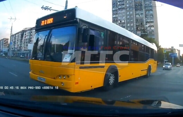 Автобус и легковой автомобиль столкнулись на перекрестке в Ижевске