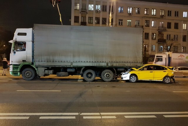 Два человека пострадали в ДТП на Люблинской улице в Москве 
