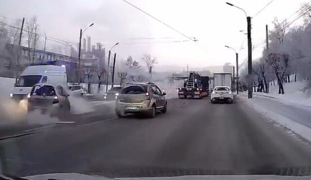 «Поскользнулась на рельсах»: женщина въехала в скорую помощь в Красноярске 