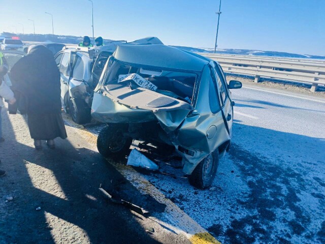 «Не выбрал безопасную скорость и дистанцию»: три автомобиля столкнулись на трассе М-12 в Татарстане 