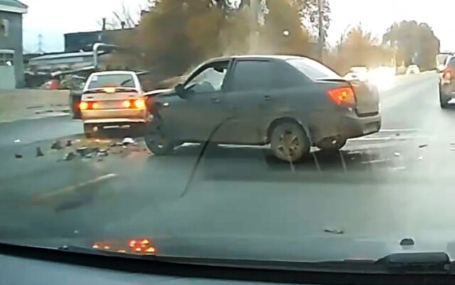 Две «Лады» столкнулись на Новозаводской в Тольятти