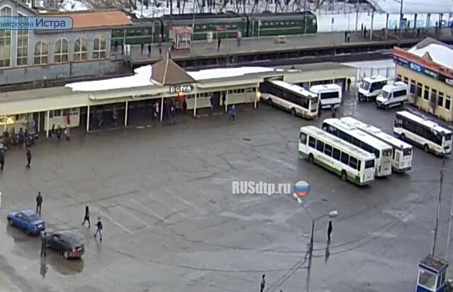 В подмосковной Истре автобус врезался в здание вокзала 