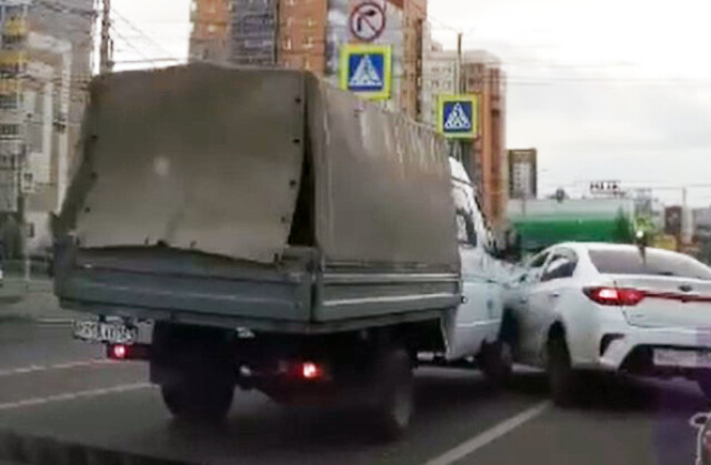 Что это было? «Газель» и Kia столкнулись на светофоре в Красноярске