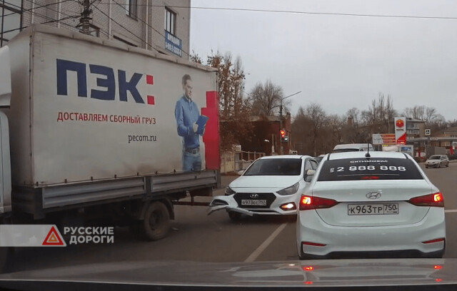 Грузовик и легковой автомобиль столкнулись на Урицкого в Воронеже