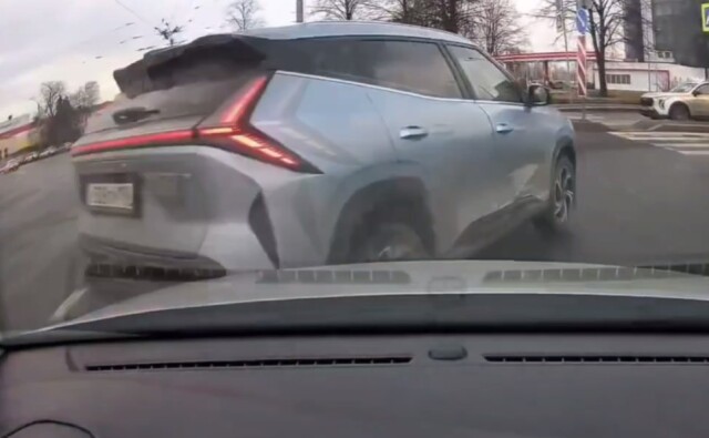 «Вы зачем с этого ряда налево поворачиваете?»: момент ДТП на площади Бехтерева в Петербурге