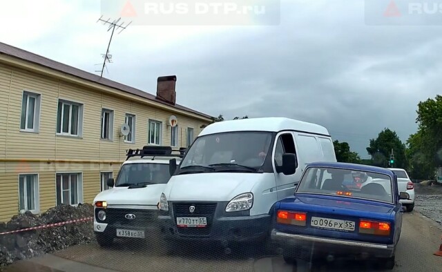 В Омске водитель «Соболя» выезжал с парковки и столкнулся с «Нивой» 
