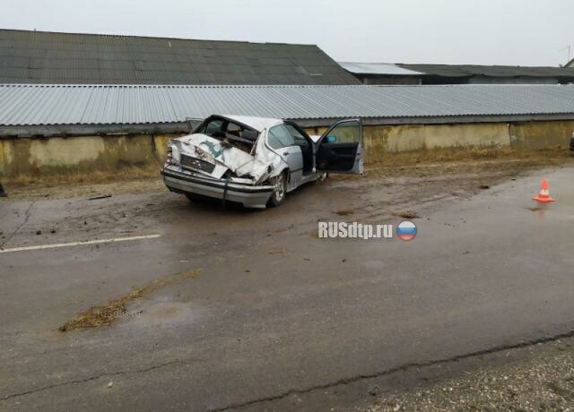 BMW врезался в бетонный забор под Киржачом. ВИДЕО 