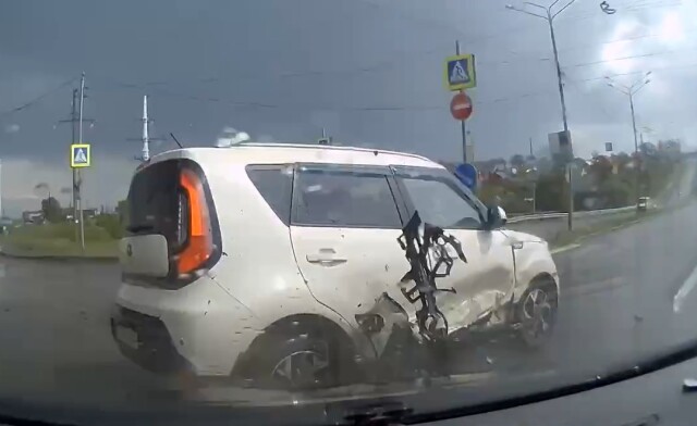 В Курске водитель автомобиля Kia Soul проехал на красный и попал в ДТП