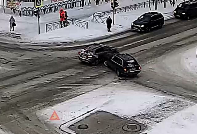 Kia и Audi столкнулись на перекрестке в Апатитах