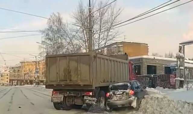 «Поворачивал направо»: грузовик и легковой автомобиль столкнулись в Нижнем Тагиле 