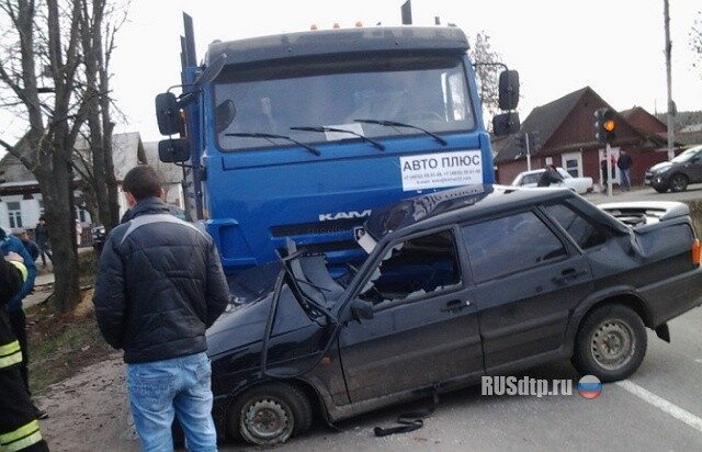 «Пятнашка» попала под лесовоз 