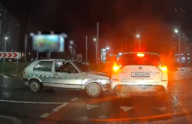Nissan и Volkswagen столкнулись на кольце в Калининграде