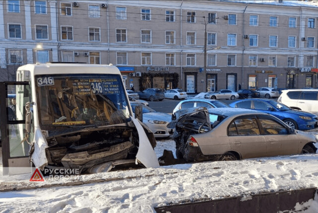 В Омске водитель маршрутки потерял сознание за рулем и устроил массовое ДТП 