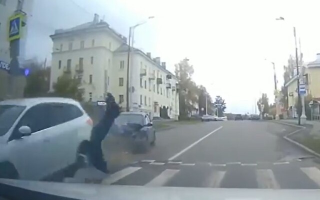 Автомобиль сбил женщину на пешеходном переходе в Новоуральске