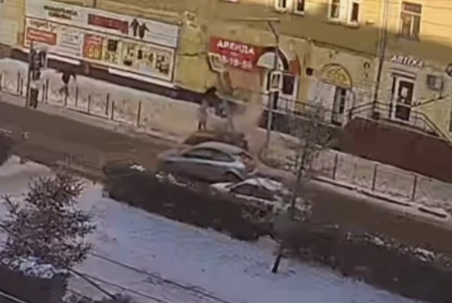 В Омске в результате ДТП светофор упал не пешехода