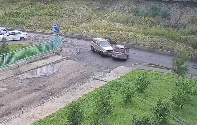 Авария в микрорайоне Солнечный в Красноярске: один водитель не уступил дорогу другому