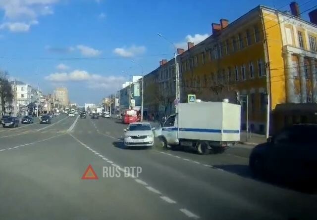 Автозак столкнулся с легковым автомобилем в Рязани