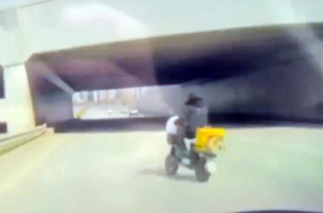 Электровелосипед и легковой автомобиль столкнулись в Казани 