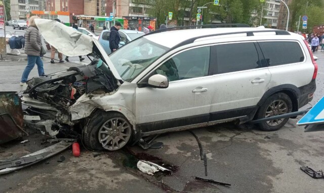 В Челябинске в результате ДТП Volvo вылетел на остановку и сбил людей 
