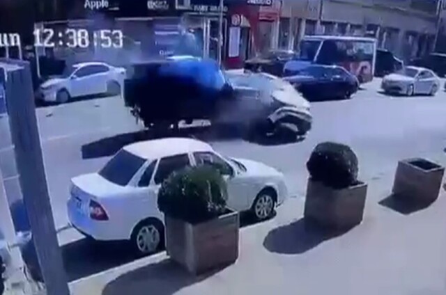 «Разворачивался через сплошную»: камера запечатлела момент жесткого ДТП в Махачкале