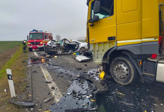 Видео жесткой аварии в Словакии: легковой автомобиль врезался во встречную фуру 